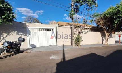 Casa com 3 quartos para alugar na Rua Rafael de Abreu Sampaio Vidal, 1093, Centro, São Carlos