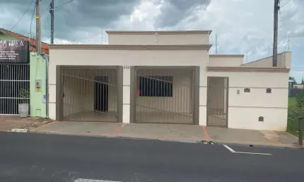 Casa à Venda em Jardim Bandeirantes - 3 Dorms, 1 Suíte, R$550k