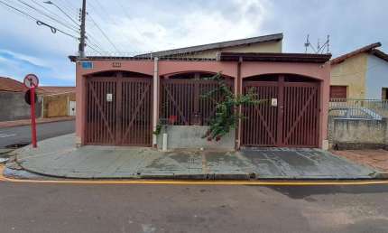 Casa à Venda em Vila Prado - 3 Dormitórios, 145m² por R$460k