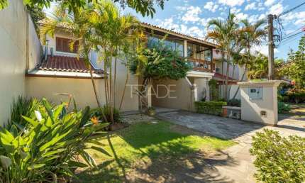 Casa em condomínio fechado com 3 quartos à venda na Avenida Eduardo Prado, 2050, Cavalhada, Porto Alegre por R$ 1.080.000
