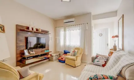 Casa com 2 quartos à venda na Rua Manoel Nunes da Silva, 67, Guarujá, Porto Alegre por R$ 415.000