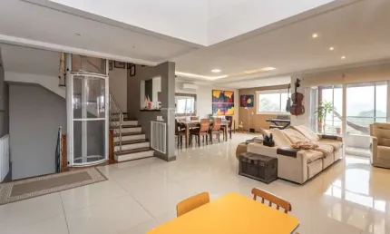 Casa com 4 quartos à venda na Rua Goitacaz, 333, Vila Assunção, Porto Alegre por R$ 1.690.000