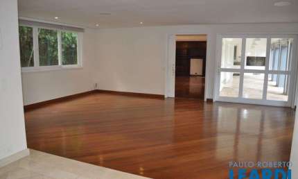 Casa com 4 quartos para alugar no Real Parque, São Paulo 