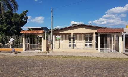 Casa de 200 m², com 03 dormitórios (sendo um deles uma suíte), para venda