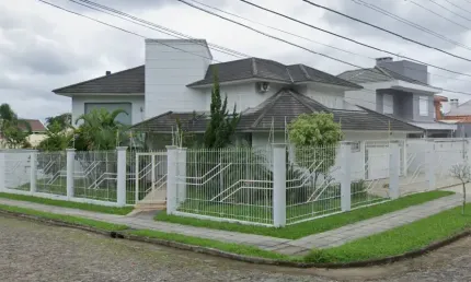 Casa de 385 m², com 04 dormitórios (sendo um deles uma suíte), para venda