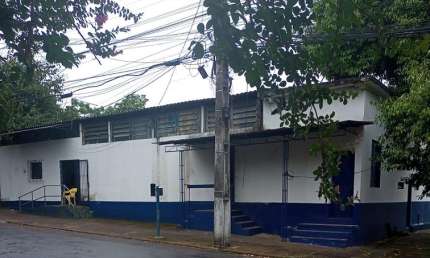Prédio de 450 m², para restaurante e casas, à venda
