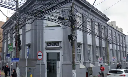 Prédio comercial de 805 m², com várias salas, para aluguel