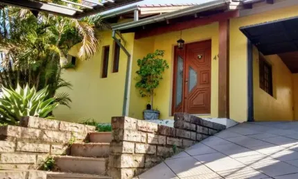 Casa de 137 m², com 03 dormitórios (sendo um deles uma suíte), para venda