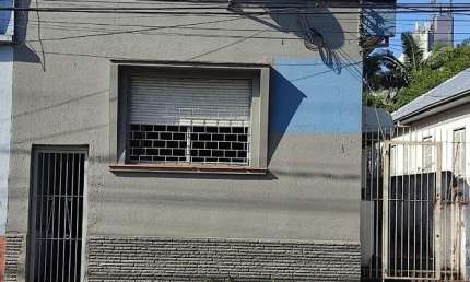 Casa de 90 m², com anexo nos fundos do terreno, para venda