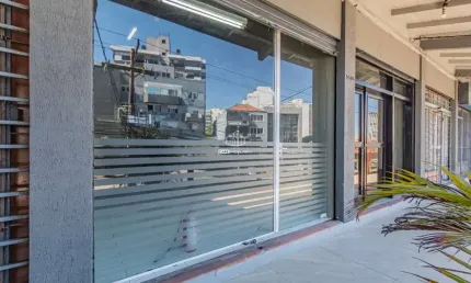 Ponto comercial para alugar na Avenida Protásio Alves, 3579, Petrópolis, Porto Alegre por R$ 2.500