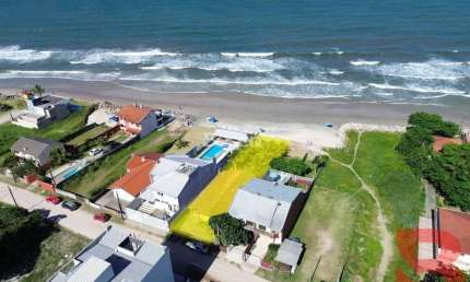 CASA DE PRAIA EM ITAPOÁ/SC, COM LOCALIZAÇÃO PRIVILEGIADA, FRENTE MAR,  COM 161,50 m² METROS EM UM TERRENO DE 762,00 m².