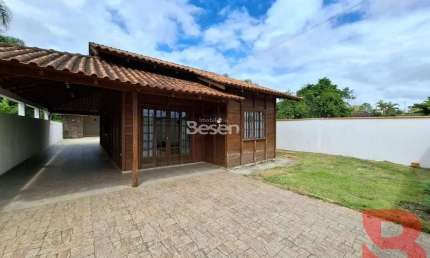 CASA COM PISCINA, 03 QUARTOS (01 SUÍTE), ESPAÇOSO TERRENO, 600 METROS DO MAR