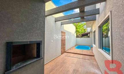 OPORTUNIDADE DE CASA COM EXCELENTE PADRÃO DE ACABAMENTOS PROXIMO AO MAR, REGIÃO EM DESENVOLVIMENTO