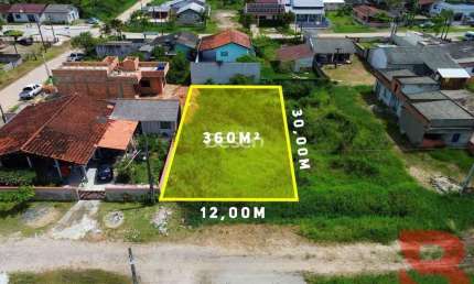 TERRENO COM 360,00 M², APROXIMADAMENTE 650,00 METROS DO MAR.