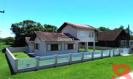 RESIDENCIA DE ESQUINA, SEMI MOBILIADA APENAS 270 METROS DO MAR, LOCALIZAÇÃO PRIVILEGIADA.