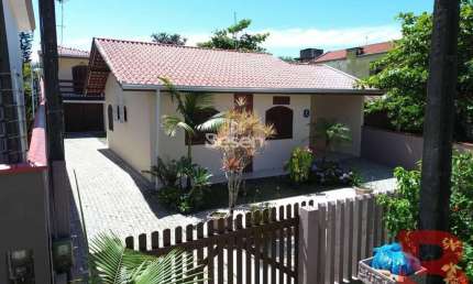 OPORTUNIDADE DE CASAS APENAS 50 METROS DO MAR, ESPAÇOSO TERRENO, TODA EM ALVENARIA COM LAJE.