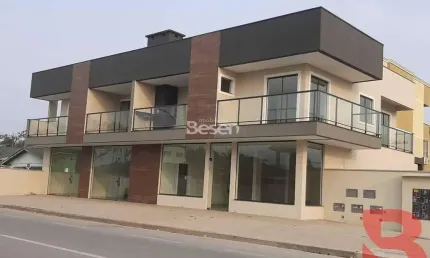 APARTAMENTO A 300 METROS DO MAR, SACADA COM CHURRASQUEIRA, 03 QUARTOS (01 SUÍTE), SALA E COZINHA INTEGRADAS, VAGA DE GARAGEM