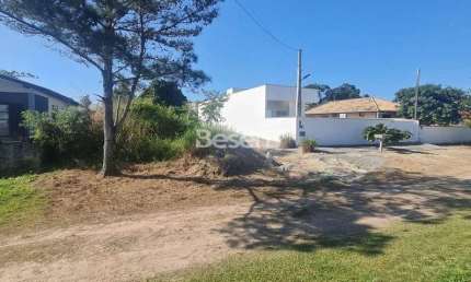 ÓTIMO TERRENO NO BALNEÁRIO RAINHA MEDINDO 350,00M² A 300 METROS DO MAR, ESTÁ PRÓXIMO AO CALÇADÃO COM ESPAÇO PARA LAZER.