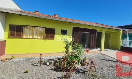 ÓTIMA CASA COM 03 DORMITÓRIOS NA BARRA DO SAÍ - APENAS 350 METROS DO MAR.