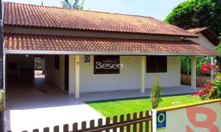 ÓTIMA CASA COM 03 DORMITÓRIOS (SENDO 01 SUÍTE) NA BARRA DO SAÍ A APENAS 140 METROS DA PRAIA!