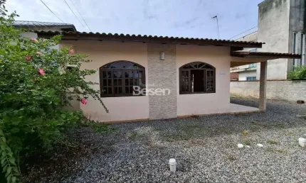 CASA DE ALVENARIA COM TERRENO ESPAÇOSO, BEM LOCALIZADA.