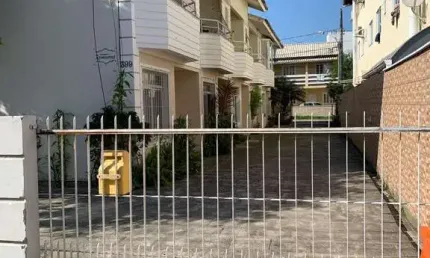 Casa à venda em florianópolis, ingleses do rio vermelho, com 2 suítes, com 90 m²