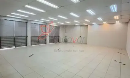 Prédio de esquina na Avenida Duque de Caxias, Bauru-SP