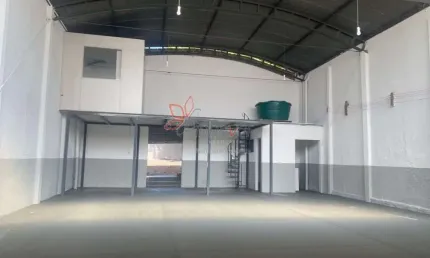 Barracão localizado na Av Pinheiro Machado, Jardim Nova Esperança- Bauru-SP