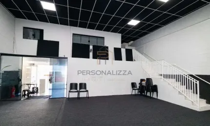 Galpao para locacao em Vila Santa Terezinha, perto do centro de Varzea Paulista com 3 vagas de garagem frente pe direito alto