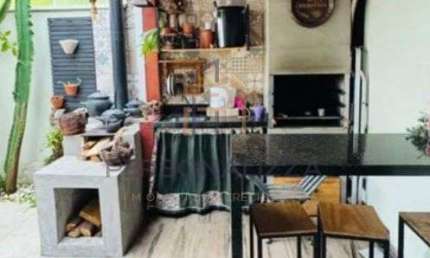 Casa no condominio Bosque da Vila a venda no Jardim Petropolis, em Cotia - SP com area de lazer completo, quintal com churrasqueira e fogao a lenha