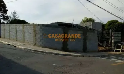 Terreno à venda de esquina todo murado com alicerce - 200m²
