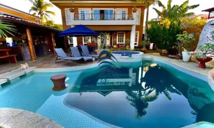 Excelente casa triplex, próximo da praia de vilas do atlântico, rua super tranquila, sem saída, piscina  ampla com cascata, iluminação, hidromassagem além de um maravilhoso espaço gourmet
