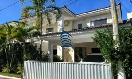 Linda casa em Buraquinho com 4 quartos, sendo 01 suíte com varanda, ar condicionado, 02 banheiros. Todos os quartos com Ar condicionado