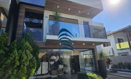 Esplendida casa duplex em Lauro de Freitas  Cinematográfica Mansão no condomínio UNIVILLAS com localização privilegiada a apenas 3 minutos do Shopping Parque Bahia em Lauro de Freitas
