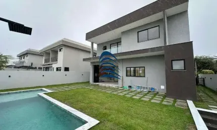 Casa recém construída no ALPHAVILLE LITORAL NORTE 1 4 suítes sendo 3 no pavimento superior e 1 no térreo. Suítes do pavimento superior com closet