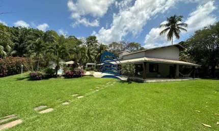 Casa no Condomínio Águas Finas em LAURO DE FREITAS - Casa com 6 quartos sendo 4 suítes com piscina e área gourmet.