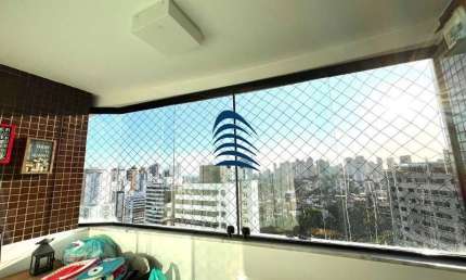 Apartamento de 2 quartos sendo 1 suíte + gabinete, com 80 m2, andar alto, poente, ventilação cruzada, Móveis planejados em todos os ambientes. 2 vagas de garagem.