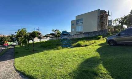 Excelente terreno de esquina no Alphaville Salvador 2  Terreno com 490m², leve declive.   Documentação em dia. Lote escriturado.  Condomínio - R$ 1.80