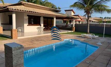 Excelente casa para em Jacuípe, 4 quartos (1 externo) 3 banheiros, sala de estar e jantar integradas com um american bar, cozinha, 03 garagem.