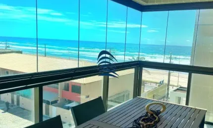 Apartamento vista mar, pé na areia  PORTEIRA FECHADA, nascente 60m2, 2/4 sendo 01 suíte, único dono em Praia do Flamengo   Com varanda, sala de estar,