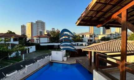 A casa fica localizada em condomínio fechado em uma área nobre do Itaigara, próximo a shoppings, escolas, praças, restaurantes e toda a comodidade que o bairro oferece.
