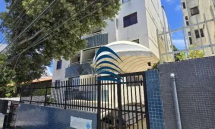 Apartamento Térreo no Costa Azul, com 2/4 sendo uma suíte, 64 m², área de serviço, varanda ampla, móveis planejados, uma vaga de garagem coberta.