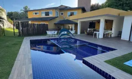 Casa  com 5 suítes climatizadas, armários planejados, sendo 2 com closet e a principal com hidromassagem.