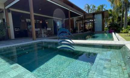 Casa deslumbrante situada no Residencial das Acácias dentro do condomínio Piscinas Naturais  Projeto realizado pelos renomados arquitetos Caio Bandeir