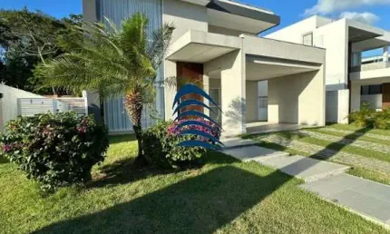 Casa à Venda ? Alphaville Litoral Norte 3  Belíssima casa com design moderno, ambientes amplos e excelente integração com a área verde.