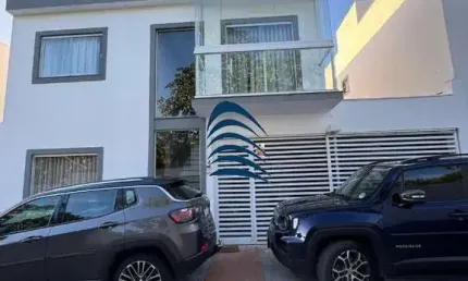 Casa em Cond. Fechado - Miragem  3 suítes, 169m², Móveis planejados, Suíte master com closet e varanda, Lavabo, Sala de estar e jantar amplas, Banheiro soc