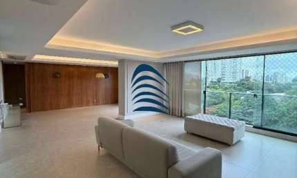 Apartamento incrível com 180m² de área total, fruto da integração de duas unidades em um único andar. São 3 suítes, incluindo uma master com closet, projeto assinado pelo arquiteto Flávio Moura.