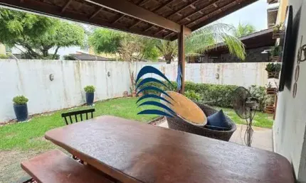 A casa em condomínio na Avenida Luiz Tarquínio, em Vilas do Atlântico, Lauro de Freitas