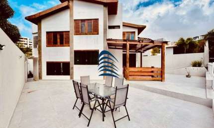 Excelente casa no Itaigara de 4 suítes, home office, lavabo, dependência completa, cozinha integrada com a área de serviço, piscina privativa, área gourmet, ar condicionados nas suítes.