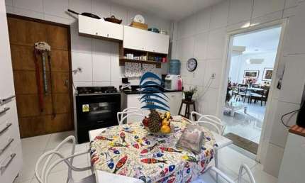 Apartamento amplo  térreo, 02 quartos Sala ampla com dois ambientes  Banheiro socia